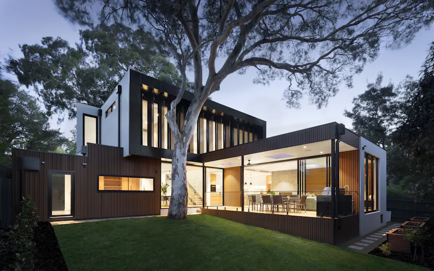 Casa contemporánea iluminada al anochecer